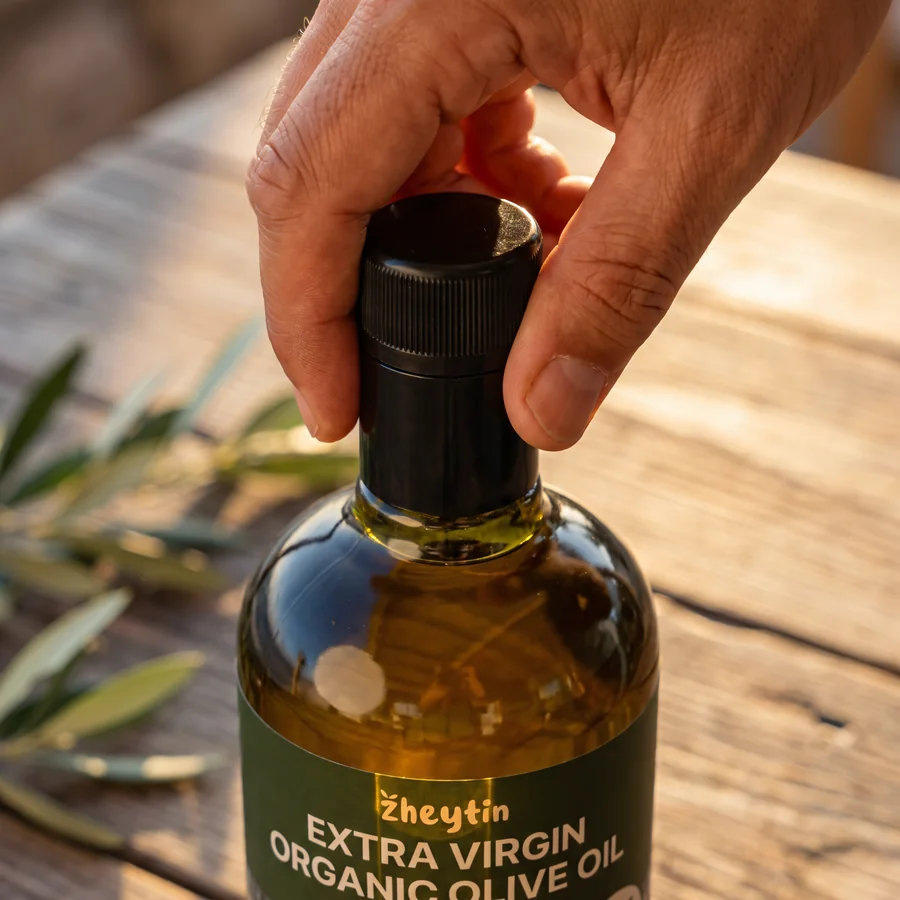 Opening a bottle of Zheytin
